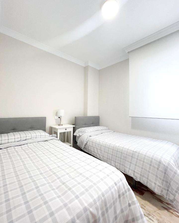 Апартаменти Holidays2Malaga Tomas De Echeverria 150 Mts To Beach & High Speed Wifi & Parking Екстер'єр фото